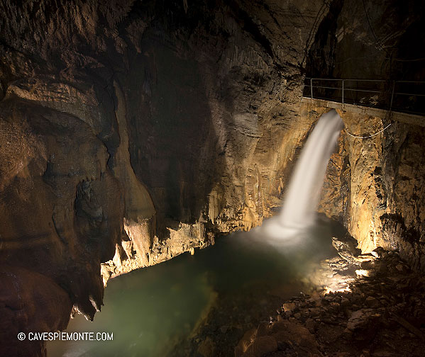 Grotta di Bossea agli Chalets Mongioie, foto cavespiemonte.com